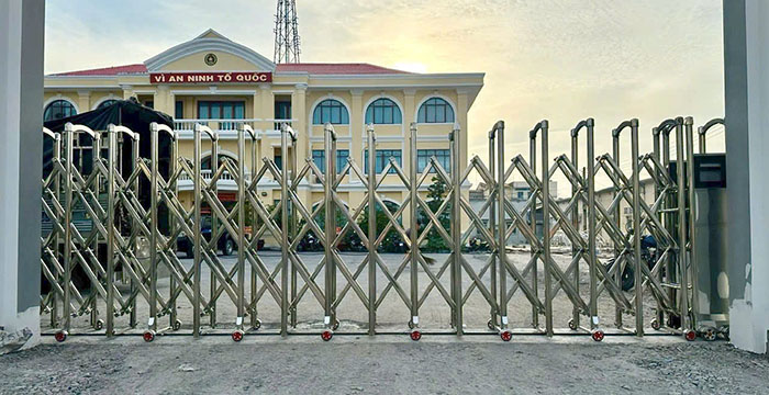 thi công cổng xếp inox tự động